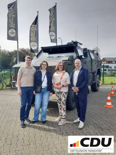 CDU-Vertreter vor einem gepanzerten Fahrzeug, in das sich die Besucher sogar einmal hineinsetzen durften: v.l. Stefan Meesters (Bezirksvertreter), Ilona Thaleiser (stv. Bezirksbürgermeisterin), Silke Busch (Ratsfrau für Handorf) und Richard Michael Halberstadt (ehem. Ratsherr für Pluggendorf/Bahnhof)