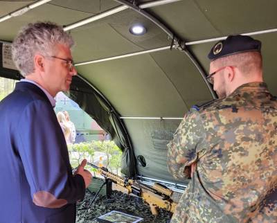 Dr. Nacke im Gespräch mit einem Soldaten über die Lage der Bundeswehr