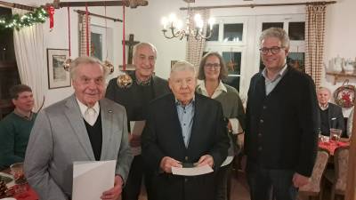 Josef Rickfelder (2.v.l), Silke Busch und Dr. Stefan Nacke (r.) ehrten die beiden Jubilare mit 60-jährigem Jubiläum: Hubert Große Holling (l.) und Dr. Dietrich Fehmer.