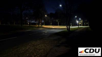 Einmündung der Hobbeltstraße in die Handorfer Straße. Hier befindet sich die Querung für Radfahrer, die nur spärlich beleuchtet ist. Als Radfahrer ist die Bordsteinabsenkung und der gepflasterte Bereich nur schwer zu erkennen.
