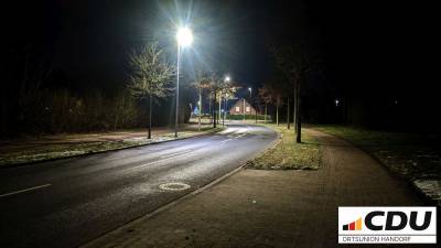 Zum Vergleich die moderne LED-Beleuchtung kurz vor dem Kreisverkehr, welche den Straßenraum und den beidseitigen geh- und Radweg ausreichend ausleuchtet.